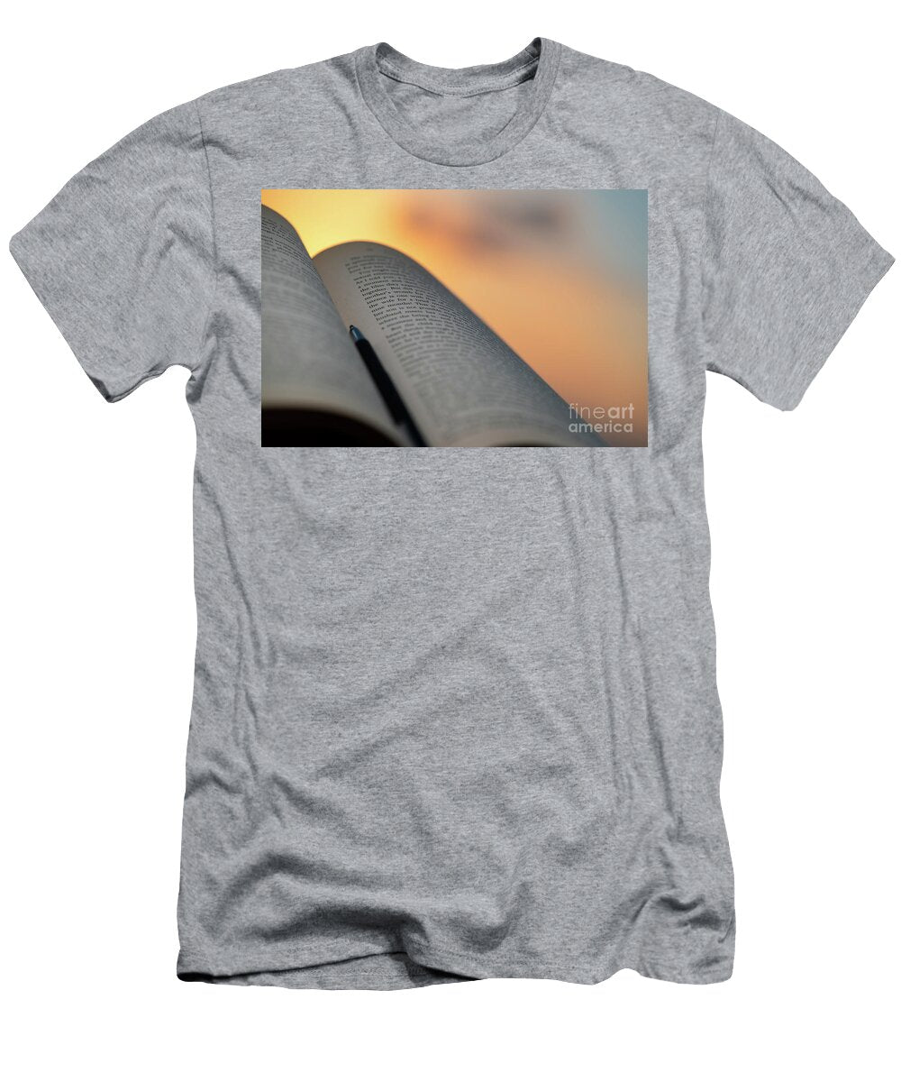 1 Nice Evening with a Book Anna Om T-Shirt