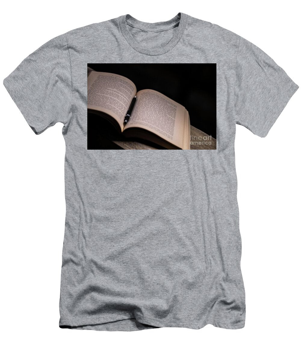 1 Reading Book At Night Anna Om T-Shirt