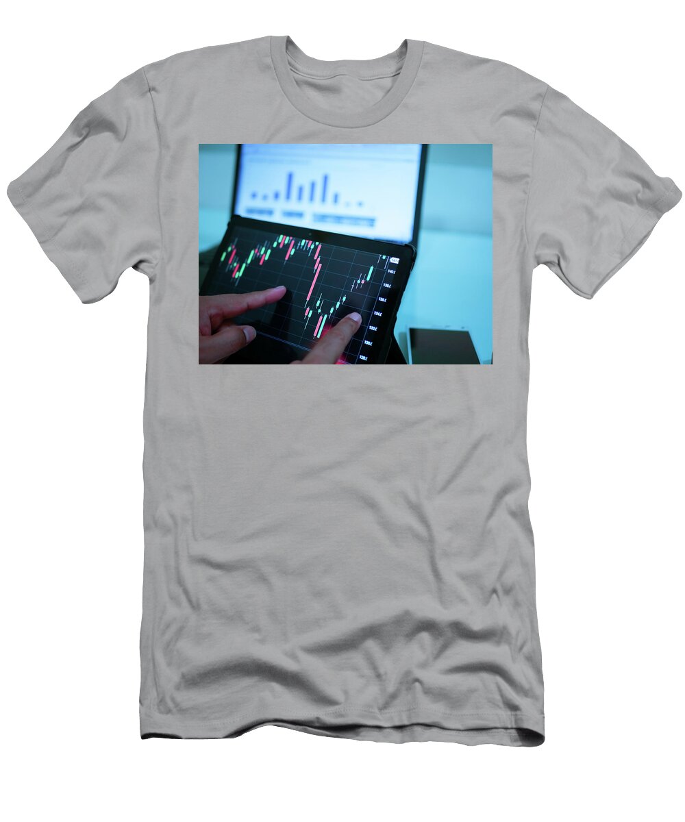 14 Making Trading Online on the Smart Phone New Ways to Make Econo Boonmachai Mingkhwun T-Shirt