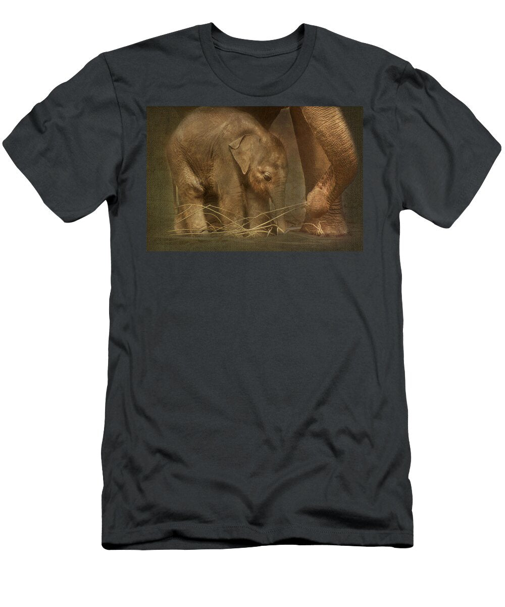 Close to Mom Little Elephant Steppeland T-Shirt