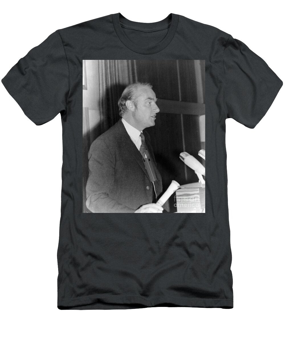 Francis Crick Lecturing in Mainz Wellcome Images T-Shirt