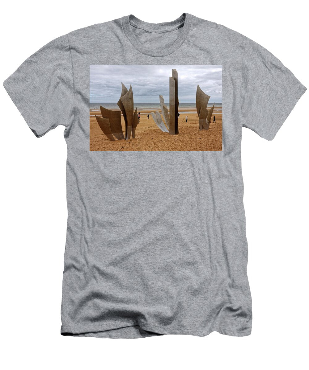 Les Braves Monument Omaha Beach Sally Weigand T-Shirt