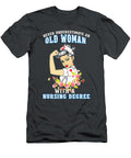 Never Underestimate an Old Woman with a Nursing Degree Strong Woman Un Bartje Koersen T-Shirt