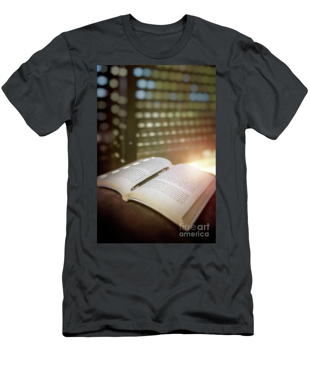 Nice Day with a Book Anna Om T-Shirt