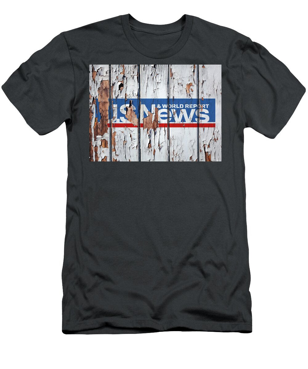 US News and World Report Brand Logo Peeling Paint on Wood Wall Design Turnpike T-Shirt